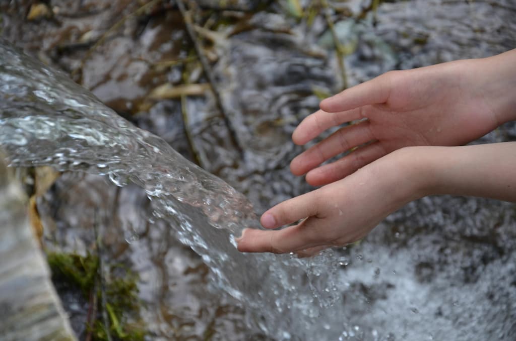 agua en las manos